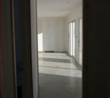 La pi&egrave;ce &agrave; vivre vu du couloir