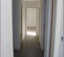 Sol termin&eacute; dans le couloir, partie nuit.