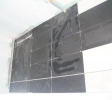 La pose du carrelage dans la salle d'eau privative