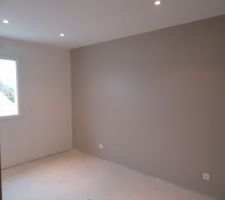 Ton taupe sur 1 pan de mur