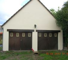 Ravalement du garage ext&eacute;rieur existant au couleur de la construction (ton pierre)