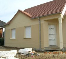 Enduit refait sur une partie de la façade pour ôter le marquage en forme de losange fait à tort.