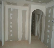 Placard au niveau de la porte d'entr&eacute;e avec couloir menant aux chambres