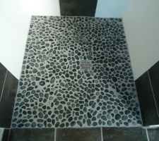 Sol de la douche avec des petits galets