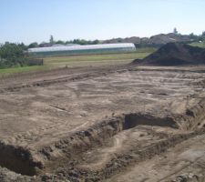 Une petite apr&egrave;s midi pour creuser les fondations, travail de pro! elles sont pas belles nos tranch&eacute;es? lol