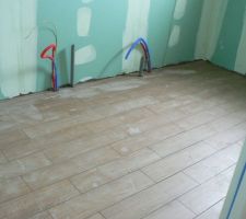 Carrelage effet "parquet" dans la SdB