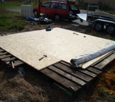 Plancher de l'abri de jardin. c'est important de le faire le plus plat possible car sinon le reste ne suis pas.....