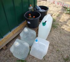 Le frigo maison. de l'eau de source du lavoir qui sors a 12° toute l'annee......ca aide pour avoir une eau un peu plus fraiche durant les fortes chaleurs.