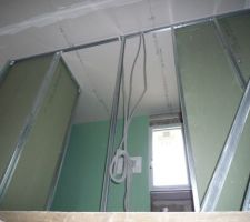 Salle de bain (future douche à gauche, baignoire à droite)