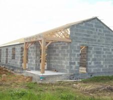 Les poteaux de la terrasse installés
