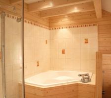 Notre baignoire encastrée, avec murs carrelés