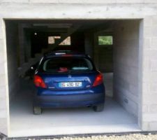 Ouf !!! la voiture rentre ! j'avais peur avec l'escalier qui monte &agrave; la partie nuit...