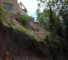 Préparation du talus pour le mur de soutènement
