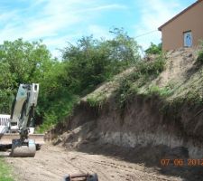 Préparation du talus pour le mur de soutènement