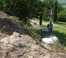 Talus en cours de préparation pour le mur de soutènement