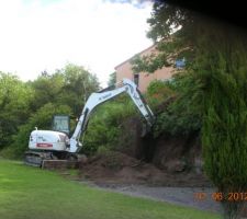 Préparation du talus pour le mur de soutènement
