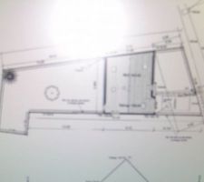 Implantation de la maison qui fera toute la largeur du terrain