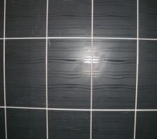 Faïence derrière le meuble vasque