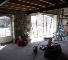 Voici la piece principale,salon salle à manger notre baie n'est pas installer car on a eu un souci elle ne tient pas, le maçon a mal calculer ses forceset voila ce que ça donne