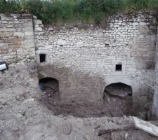 La surprise du terrain:on savait quand on a acheter la maison qu'il y avait une cave,et bien non ce n'est pas une cave mais deux.elles ont toutes les deux de belles voutes,bon le hic c'est qu'il y a bcp de boulot:elle ont été rempli de terre, de bouteilles(vide bien sur)donc il va nous falloir bcp de courage avant de pouvoir y stocker quelques choses