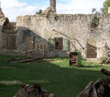 On y voit un peu plus claire,on peut voir le sol et les tommettes que nous avons enlever