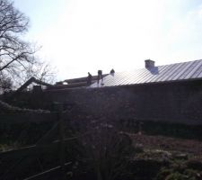 C'&eacute;tait l'un des changements qu'on attendait le plus: UN TOIT, la maison est enfin a l'abri OUF!!!Comme vous pouvez le voir on a fait le choix de poser du trilatre pour ceux qui ne  connaisse pas: ce sont de grosse plaques avec de l'isolant dedans d'environ 12cm d'&eacute;paisseur et cot&eacute; interieur on choisi la finition,nous on a choisi du placo RESULTAT:en un week end le trilatre etait poser a quatre et pas besoin de faire le placo du plafond