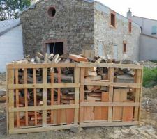 Caisse de bois coupé ,de quoi faire quelques barbecue
