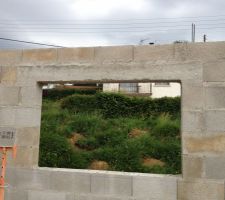 Fen&ecirc;tre cens&eacute;e &ecirc;tre &eacute;quip&eacute;e d'un coffre de volet roulant demi-linteau