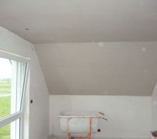 Plâtrerie: Plafond et rampant de la chambre de Hugo fraîchement plâtrés