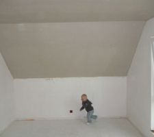 Plâtrerie: Plafond et rampant de la chambre de Hugo fraîchement plâtrés et présence du maître des lieux