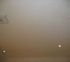 Un petit tour par le plafond de la salle de bain, il ne manquait que cet angle l&agrave; !