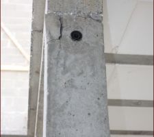 Fissure apparente sur le jointement d'un poteau porteur et la poutrelle centrale