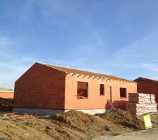 Après avoir été stockées pendant quelques semaines dehors, les fermettes sont enfin posées!!