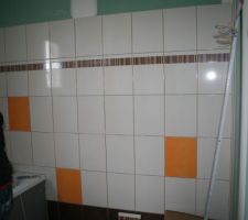 Pose de la fa&iuml;ence dans la salle de bain.