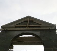Pose des corniches sur le fronton central avec faux joints