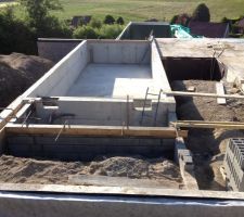 Création du local technique attenant à la piscine. Le mur du volet( à peine visible) est déjà monté.