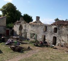 Op&eacute;ration grand nettoyage: enlever la toiture enfin ce qu'il en restait;la charpente puis vider la terre et les arbres dans la maison;en gros environ 1 semaine de taf