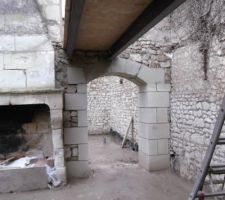 Au d&eacute;but le ma&ccedil;on nous avait fait cette ouverture en BETON,il a du tout recommencer car nous ne voulons SURTOUT pas de beton il a finit par comprendre, en vain,la passerelle passe au dessus du salon