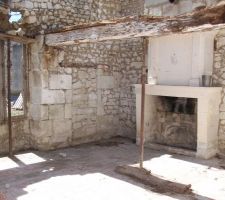 Cuisine nettoyer:nous avons enlever les tommettes afin de les remmetre mais au final nous avons decider de mettre du parquet