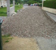 Livraison remblai c'est parti pour 13 tonnes de brouettes