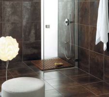 Carrelage choisi pour le sol de la salle de bain, et pour la douche