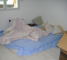 La chambre des parents : on a un lit maintenant si si !!