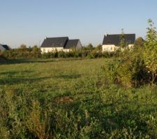 Voici le terrain de 1000 m² qui accueillera bientot notre maison .Nous avons réservé ce terrain en mars 2011 et l'achat définitif n'a pu se faire qu'en aout 2011 une fois le delai de deux mois écoulé après l'obtention du permis de construire en juin.
Le constructeur choisi est Maison Lelièvre.