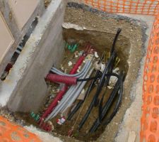 On distingue bien le fourreau rouge avec le cable en attente.
