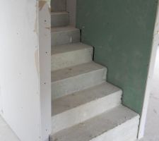 Escalier et rembardes en carreaux de platre