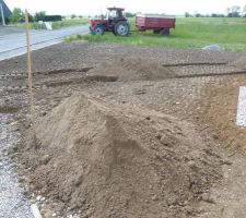 Aménagements extérieurs: livraison de 6 tonnes de terre végétale criblée et à répandre devant la maison