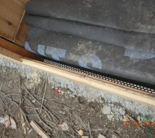 Grille niveau seuil de la porte d'entrée