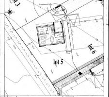 Voici l'emplacement de la maison sur le terrain. Il y aura finalement 3 m&egrave;tres entre notre garage et le terrain du voisin (futur car-port ?)