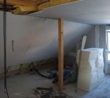 Mise en place du placo sur rampants au demi-niveau