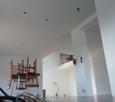 La cuisine avec vue sur le salon